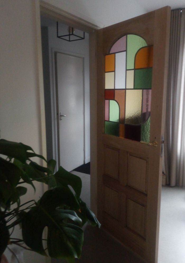 Eigentijds glas in lood in tussendeur