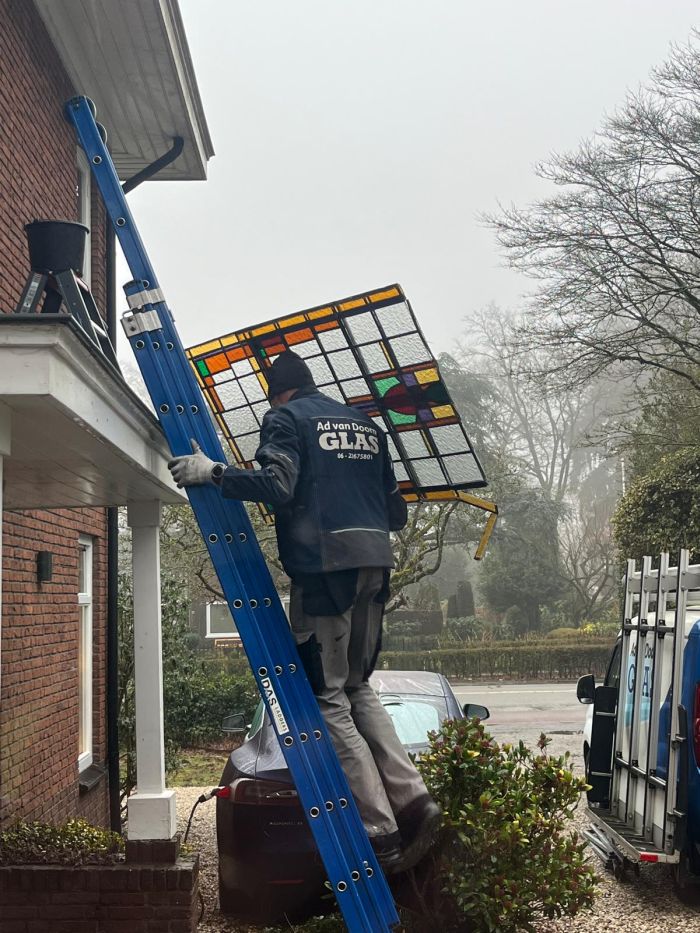 Glas in lood wordt uitgebouwd voor restauratie
