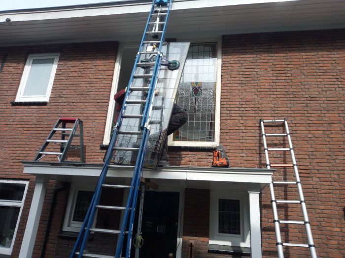 Glas in lood in isolatieglas wordt gemonteerd