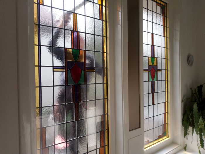 Glas in lood in isolatieglas wordt afgekit