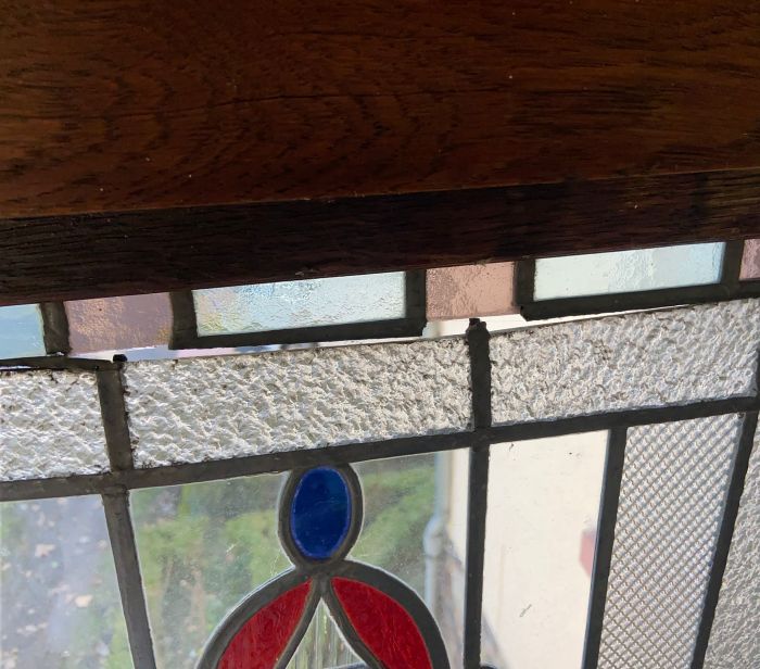 Oud glas in lood, doorgezakt en met glasbreuken