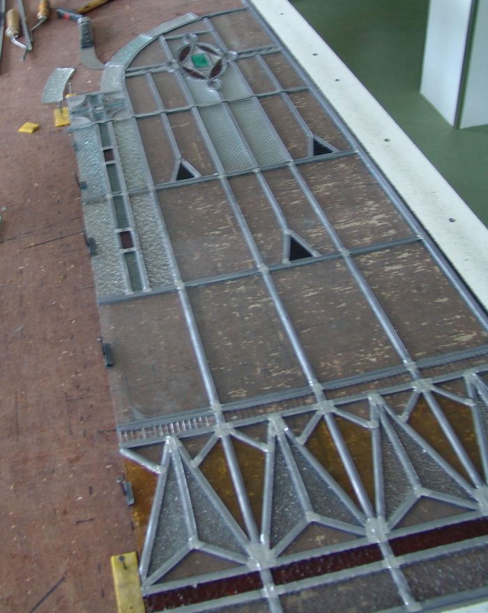 Glas in lood gerestaureerd en nog ongepatineerd