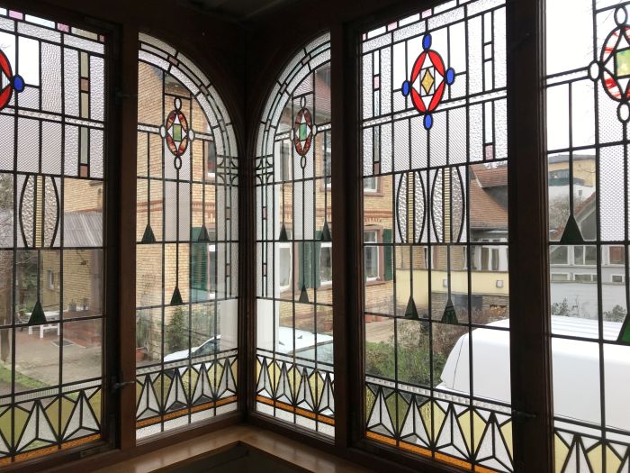 Glas in lood gerestaureerd en in isolatieglas in erker gemonteerd