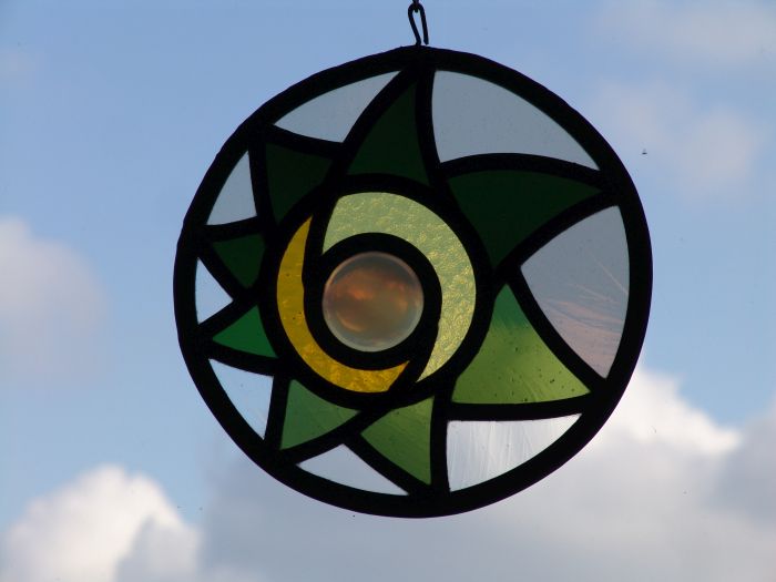 Glas in lood met zon, ca. 20cm ⌀, € 65,- per stuk