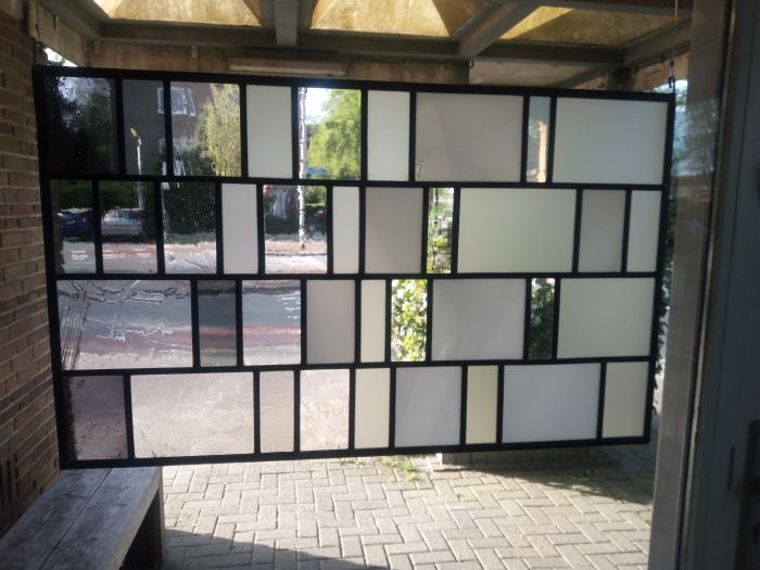 Moderne glas in lood hanger in wit en grijs, ca. 75 x 50cm, &euro; 225,-